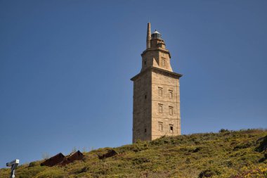 Herkül Kulesi olarak bilinen Roma deniz feneri dünyanın en eski ve tek Roma deniz feneridir. Mimarlık, deniz feneri, sahil, gemi enkazı.
