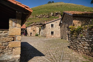 Barcena Belediye Başkanı 'nın tipik evi. Taştan, duvardan ve ahşaptan yapılmış dağ evi olarak bilinen bir ev. Küller kemerli atari salonları ve özellikle kirişlere, sütunlara süslemeli ahşap oymalar..