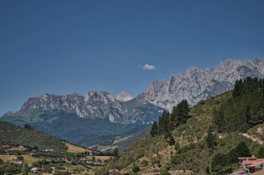 Lierganes Köprüsü (ayrıca Roma Köprüsü olarak da bilinir) veya ana köprü, kasabada sembolik ve sembolik bir yerdir. 1587 ve 1606 yılları arasında bir önceki ortaçağ köprüsünün üzerine inşa edilmiş..