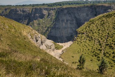 Nervion Şelalesi, kıt yağış nedeniyle tamamen kurudur. 220 metreden yüksek bu muhteşem şelale yarımadanın en yüksek ve Avrupa 'nın en yüksek ikinci şelalesidir..