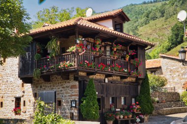 Lierganes Köprüsü (ayrıca Roma Köprüsü olarak da bilinir) veya ana köprü, kasabada sembolik ve sembolik bir yerdir. 1587 ve 1606 yılları arasında bir önceki ortaçağ köprüsünün üzerine inşa edilmiş..