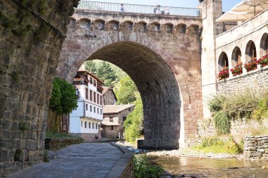 Yeni köprü Potes kasabasının ana köprüsü. Quiviesa nehrinin sularını kurtaran otantik viyadük. Sona yaklaşıyor. Deva nehrinin birkaç metre aşağısına akıyor..