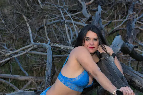 Genç, güzel, mavi iç çamaşırlı esmer kadın, kameraya bakıyor, samimi, utangaç ve narin, bir ağacın gövdesine sarılıyor. Güzelliği, doğayı, şefkati, utangaçlığı kavra..