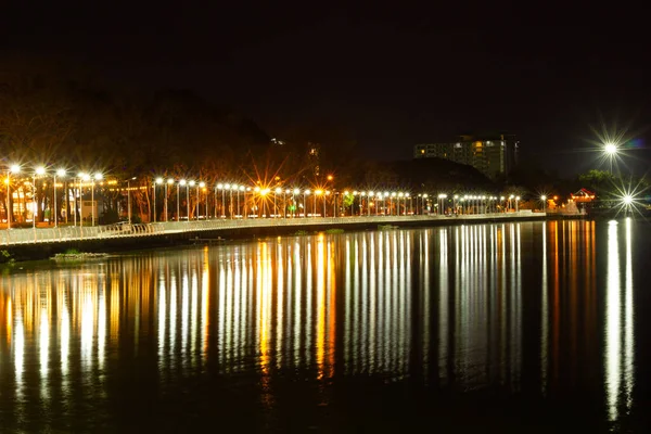 Lago Ligh Ciudad Por Noche — Foto de Stock