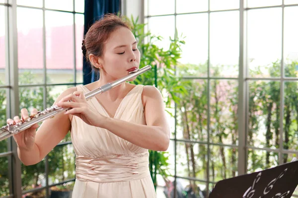 Asyalı Kadın Flüt Çalıyor Evrensel Klasik Bir Enstrüman Klasik Müzik — Stok fotoğraf