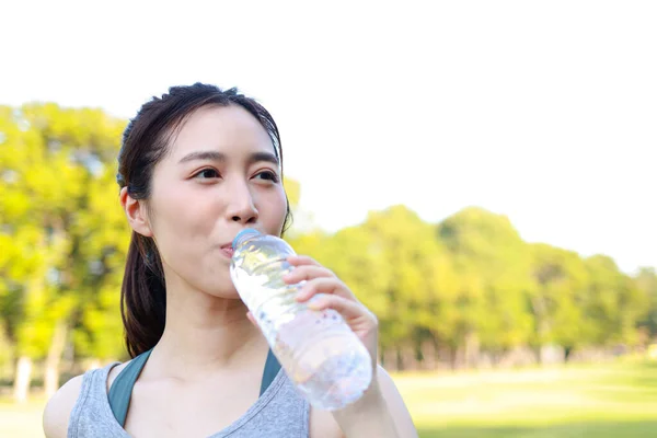 Vackra Asiatiska Kvinnor Älskar Hälsa Motionera Parken Morgonen Hon Dricker — Stockfoto