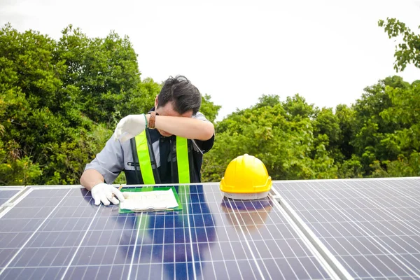 아시아인 기술자는 지붕에 고객을 시스템 설치를 감독하고 감독한다 에너지 태양계라는 — 스톡 사진