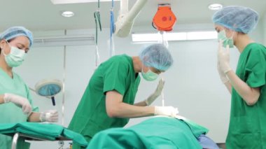 Asyalı tıbbi ekip acil servisteki hastayı ameliyat etsin. Cerrahi doktor. Hastanelerde tıbbi hizmet kavramı.