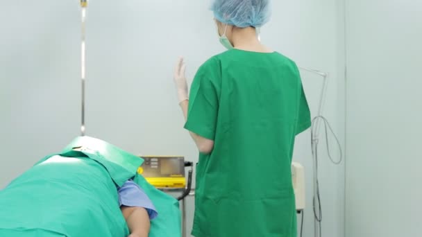 亚洲医疗队对急诊室的病人进行外科手术 外科医生 医院医疗服务的概念 — 图库视频影像