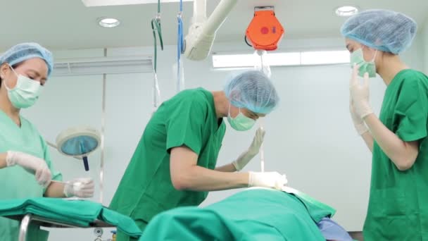 Echipa Medicală Asiatică Efectuează Intervenție Chirurgicală Asupra Pacientului Camera Urgență — Videoclip de stoc