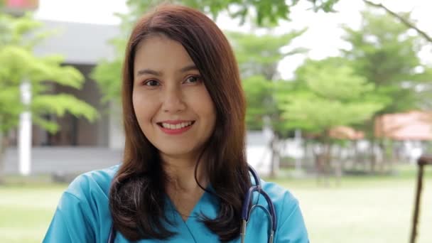 Ασιάτισσα Γιατρός Όμορφο Χαμόγελο Φορέστε Ένα Χειρουργικό Φόρεμα Έννοια Των — Αρχείο Βίντεο