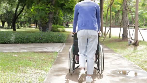 Дочь Заботится Пожилой Матери Сидящей Инвалидном Кресле Прогуляйтесь Дышите Свежим — стоковое видео