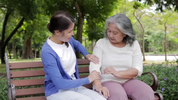 Córka Opiekuje Się Starszą Matką Siedzi Relaksuje Się Parku Koncepcja — Wideo stockowe