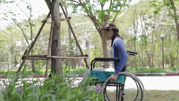 Una Donna Asiatica Paralizzata Storpia Siediti Una Sedia Rotelle Nel — Video Stock