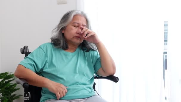 Asiatisk Äldre Kvinna Sitter Rullstol Hon Lider Stress Och Depression — Stockvideo