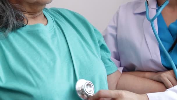 Asiatiska Kvinnliga Läkare Använder Ett Stetoskop För Att Undersöka Äldre — Stockvideo