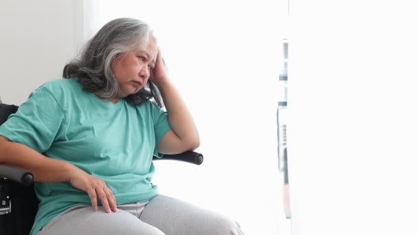 坐在轮椅上的亚洲老年妇女她正承受着压力和沮丧 一个人住在家里 老年患者 老年人抑郁症的概念 — 图库视频影像