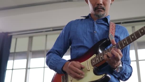 Азійський Професійний Музикант Грає Електричній Гітарі Кімнаті Музичної Практики Концепція — стокове відео