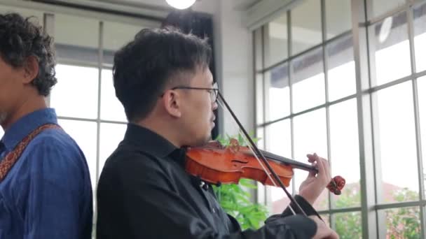 Dos Músicos Asiáticos Tocan Instrumentos Clásicos Violín Guitarra Eléctrica Sala — Vídeo de stock