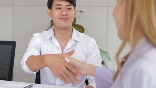 Asyalı Adamları Kadınlar Sıkışıyor Birlikte Çalışmayı Kabul Ediyorlar Ofisteki Toplantı — Stok video