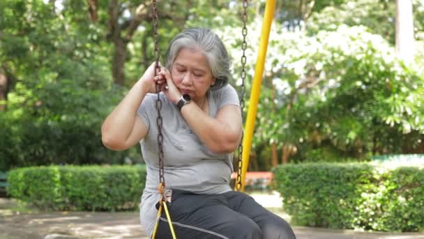 Asiatisk Äldre Kvinna Trött Efter Träning Sitt Gunga Parken Begreppet — Stockvideo