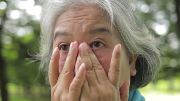 Азиатских Пожилых Женщин Раздражение Глаз Используй Руки Закрутить Вокруг Глаз — стоковое видео
