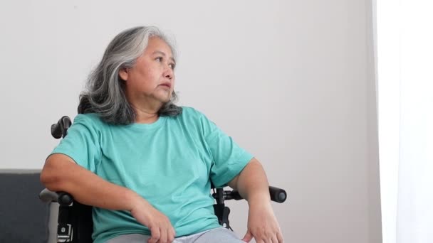 Aziatische Oudere Vrouw Zit Een Rolstoel Lijdt Aan Stress Depressie — Stockvideo