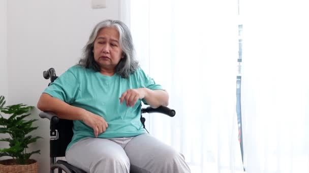 Ασιάτισσα Ηλικιωμένη Που Κάθεται Αναπηρικό Καροτσάκι Υποφέρει Από Άγχος Και — Αρχείο Βίντεο