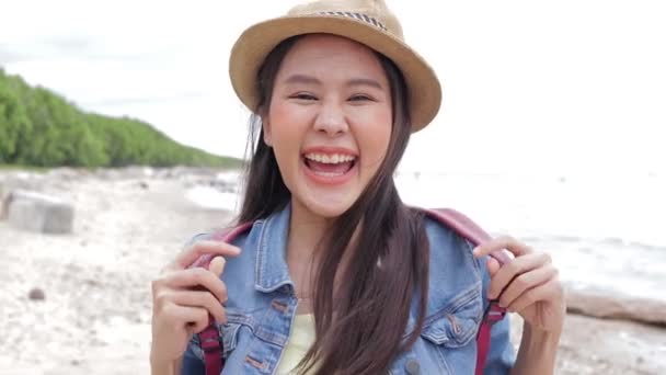 Mooie Aziatische Vrouw Blij Naar Zee Gaan Glimlacht Vrolijk Het — Stockvideo