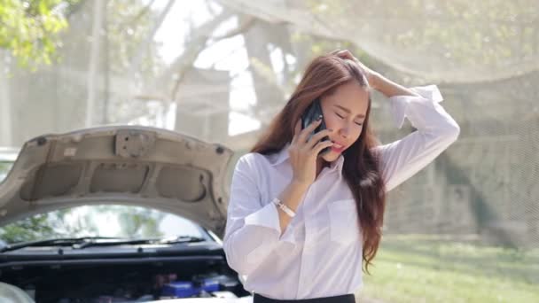アジアの女性は 道路上の壊れた車を強調助けを車の保険会社を呼び出します 輸送コンセプト ホットライン番号 道路脇支援サービス — ストック動画