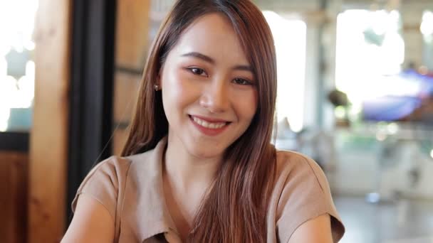 Porträt Einer Schönen Lächelnden Asiatin Die Einem Café Sitzt Und — Stockvideo