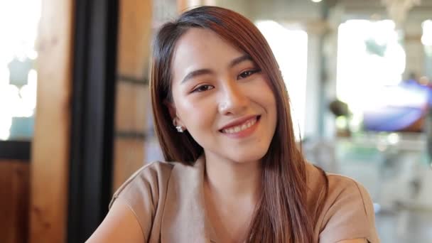 Retrato Una Hermosa Mujer Asiática Sonriente Sentado Una Cafetería Disfrutando — Vídeo de stock