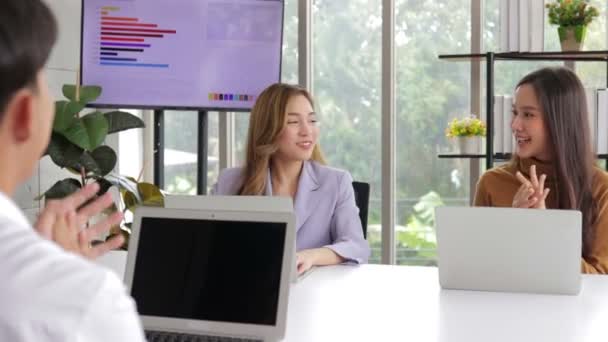 Grupa Azjatyckich Biznesmenów Spotkała Się Biurze Uścisnęli Sobie Dłonie Cieszyli — Wideo stockowe