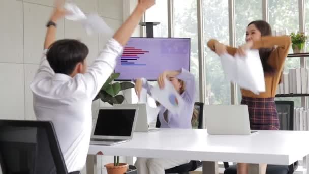사무실에 아시아 사업가들은 종이를 던지며 웃으며 성공적 이었다는 사실에 기뻐했다 — 비디오