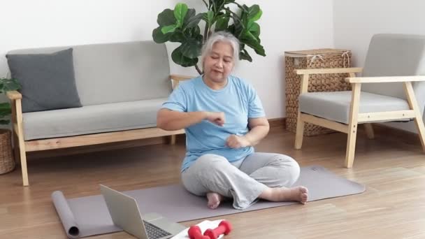 Asian Elderly Woman Sitting Home Exercising Doing Exercises According Online — Stockvideo