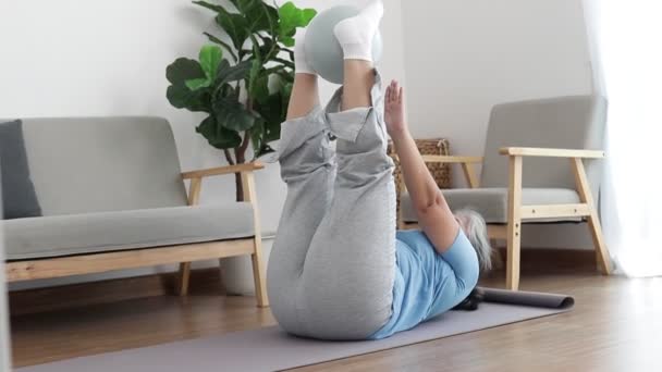 Evde Yoga Topuyla Egzersiz Yapan Asyalı Yaşlı Kadın Topa Kasık — Stok video