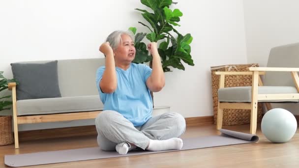 Mulher Idosa Asiática Exercitando Casa Ela Faz Exercícios Alongamento Exercício — Vídeo de Stock