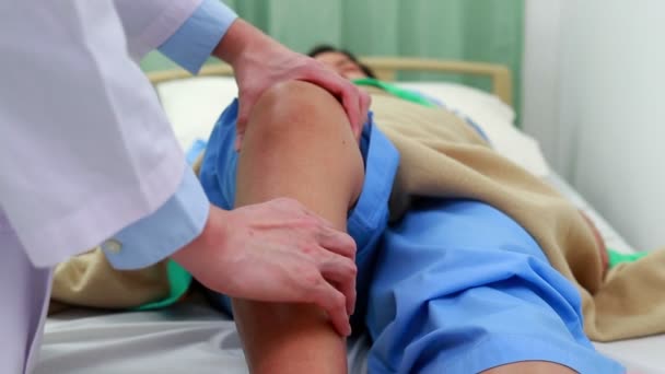 Médico Asiático Comprueba Las Rodillas Paciente Obeso Acostado Una Cama — Vídeo de stock