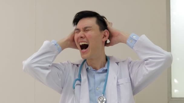 Asiático Médico Masculino Estresado Del Trabajo Concepto Problemas Salud Del — Vídeo de stock
