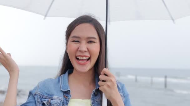 Beautiful Asian Woman Holding White Umbrella Sea Travel Rainy Season — Vídeos de Stock