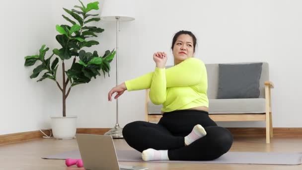 Fat Asian Women Exercise Lose Weight Sitting Floor Watch Online — Vídeo de Stock