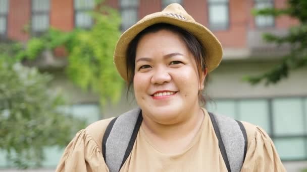 Asyalı Şişman Kadın Yalnız Seyahat Ediyor Hayattan Memnun Şişman Kadın — Stok video