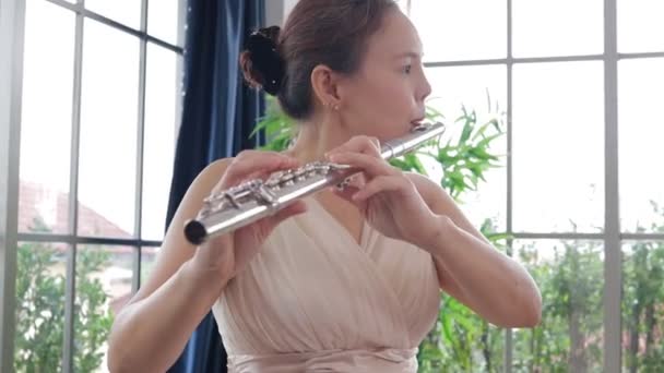Mujer Asiática Con Vestido Color Crema Ella Está Tocando Flauta — Vídeos de Stock