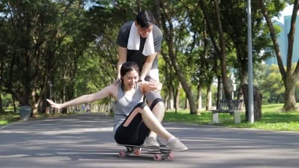 Asian Couple Exercising Together Park Morning Couple Happily Practiced Skateboarding — Stok video