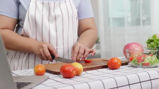 Mujer Gorda Asiática Cocinando Cocina Picando Verduras Orgánicas Frescas Tabla — Vídeo de stock