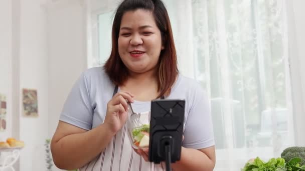 Gruba Azjatka Gotuje Domu Organiczne Jedzenie Nagrywanie Wideo Online Pośrednictwem — Wideo stockowe