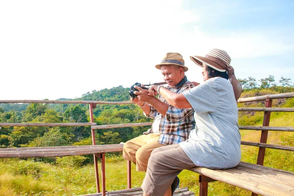 亚洲一对老年夫妇旅途愉快 老年退休旅游的概念 游客和旅行者徒步旅行 — 图库照片
