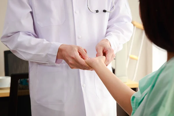 Aziatische Artsen Masseren Palm Van Hand Aan Een Patiënt Die — Stockfoto