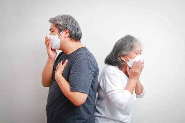 Δύο Ηλικιωμένοι Ασιάτες Λευκή Μάσκα Που Στέκονται Την Πλάτη Άρρωστοι — Φωτογραφία Αρχείου