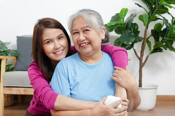 Portrait Daughter Elderly Asian Mother Smiling Happily Sit Cuddle Living — Stock Photo, Image